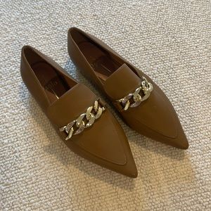 Pointed toe flat